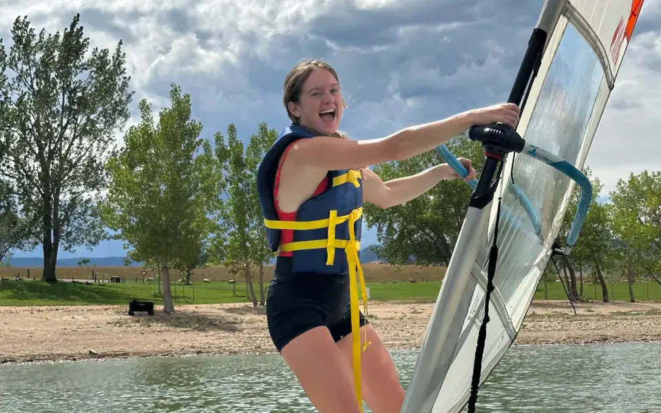 Élève en planche à voile sur un lac du Colorado