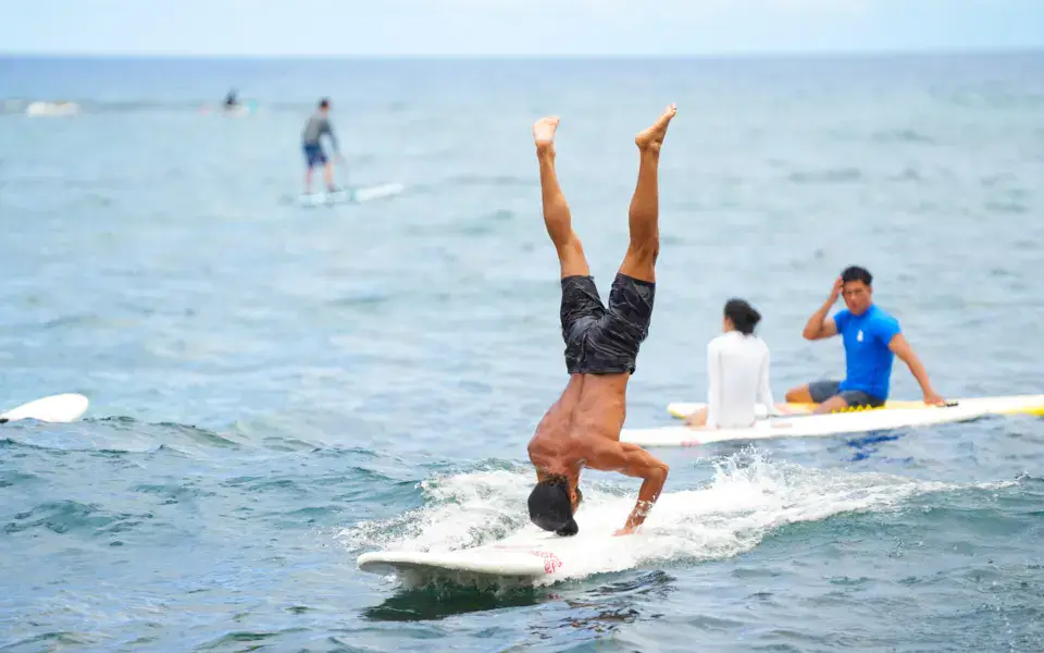 Cours de surf en groupe dans la baie