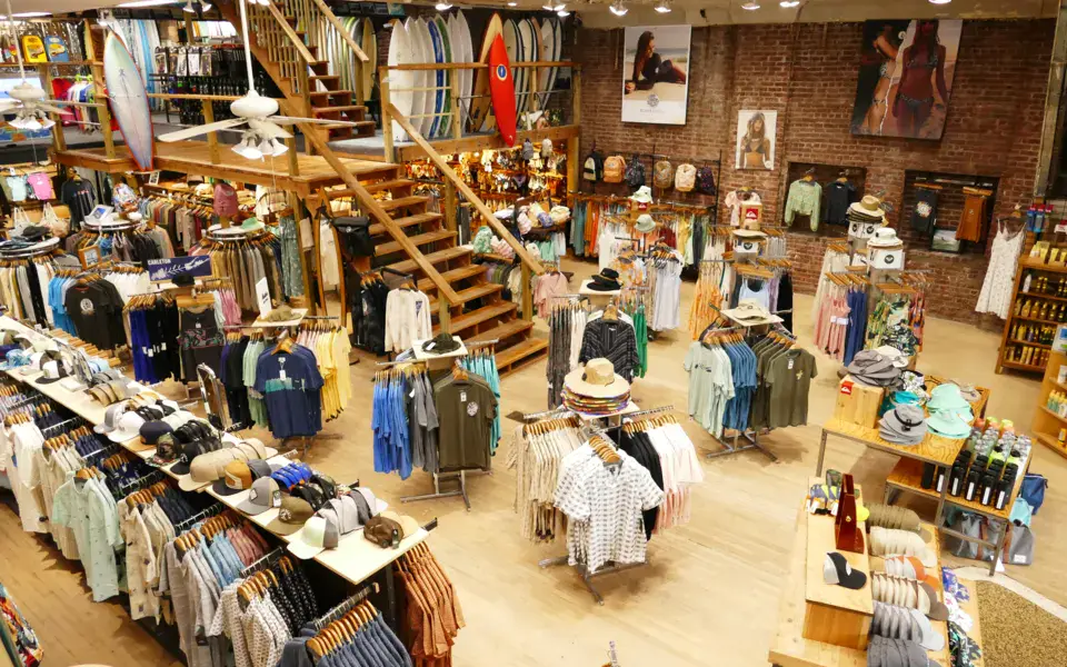 Intérieur du magasin, vêtements au rez-de-chaussée et planches sur la mezzanine