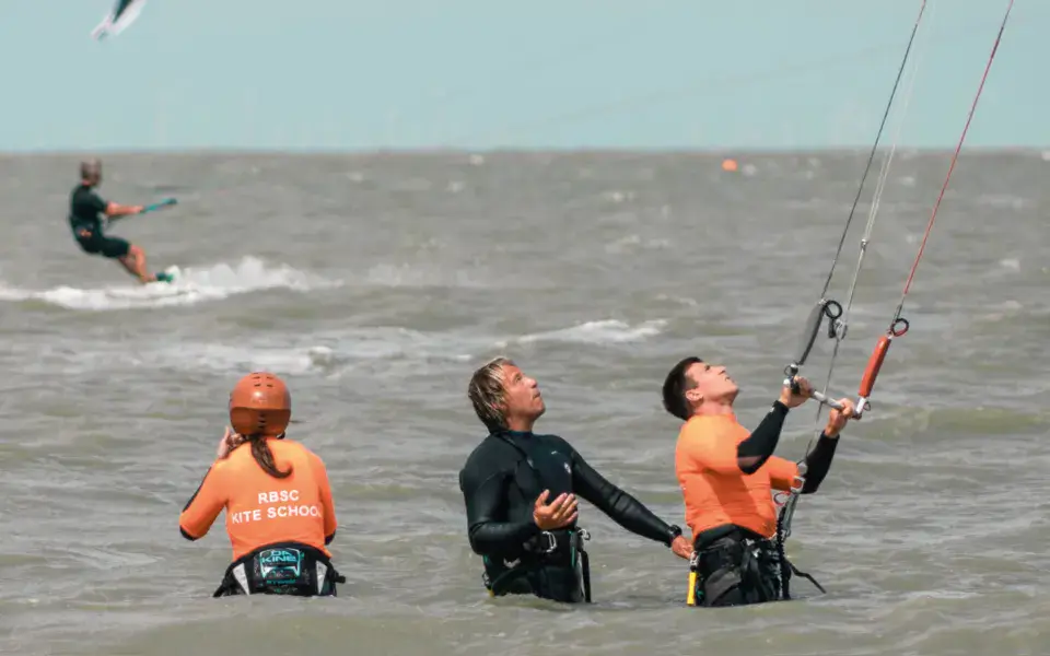 Cours de kitesurf dans l'eau, élèves et moniteurs