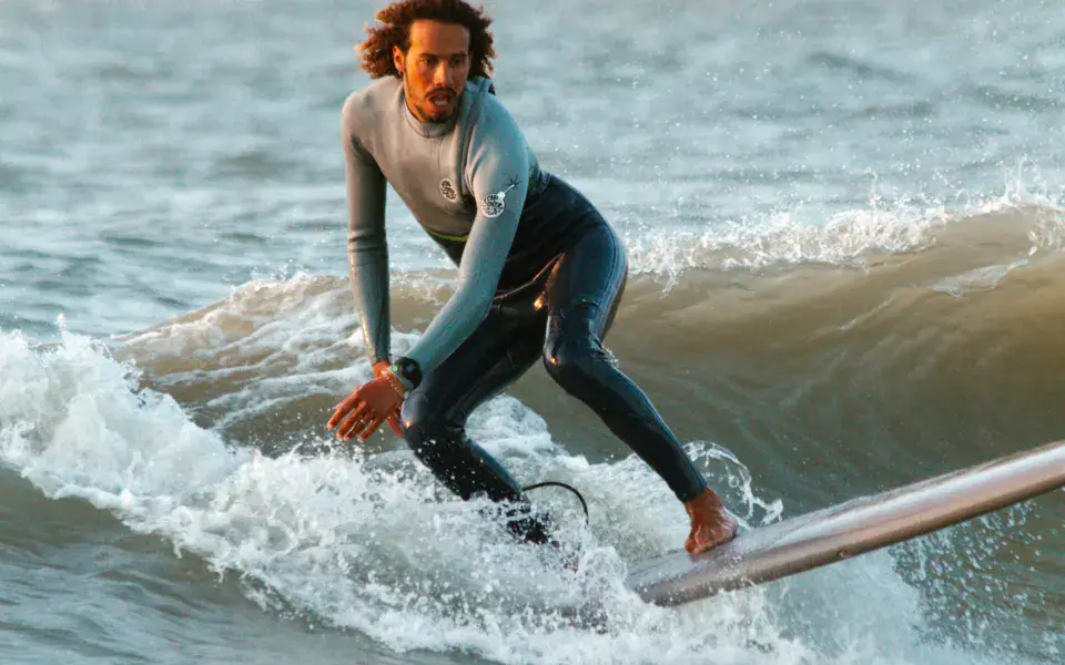 Surfeur sur une vague