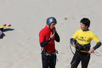 Moniteurs de kitesurf sur la plage