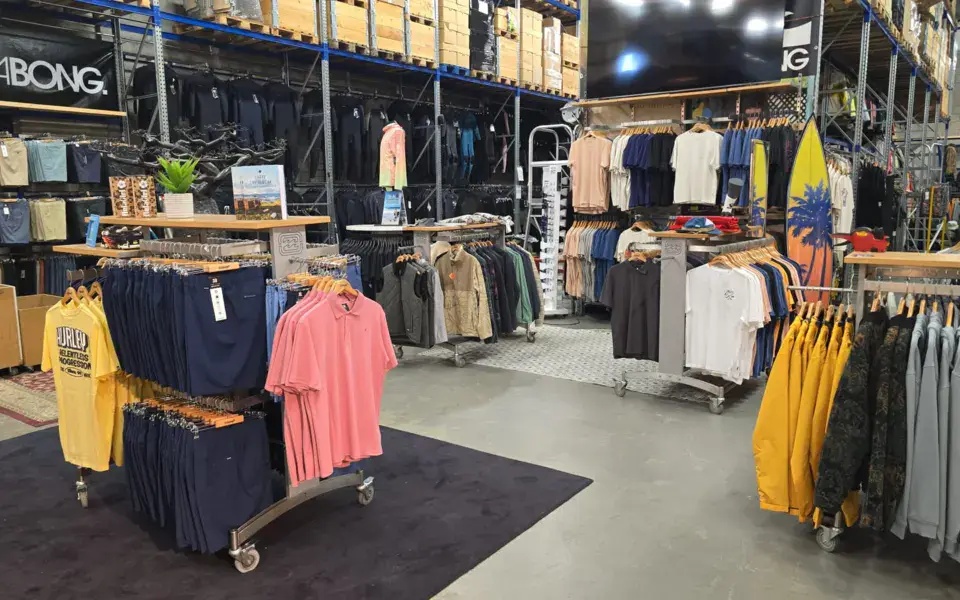 Rayon de vêtements dans l'entrepôt