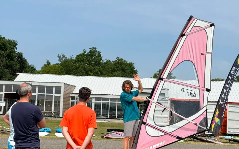 Démonstration de windsurf à terre devant le centre