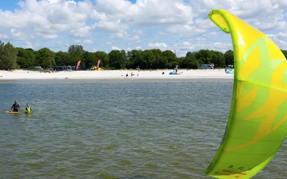 Aile de kite devant la plage de l'IJsselmeer