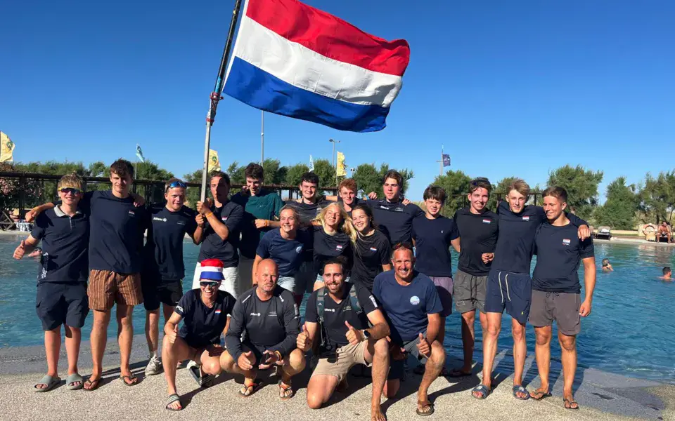 Groupe de membres du club sous le drapeau néerlandais
