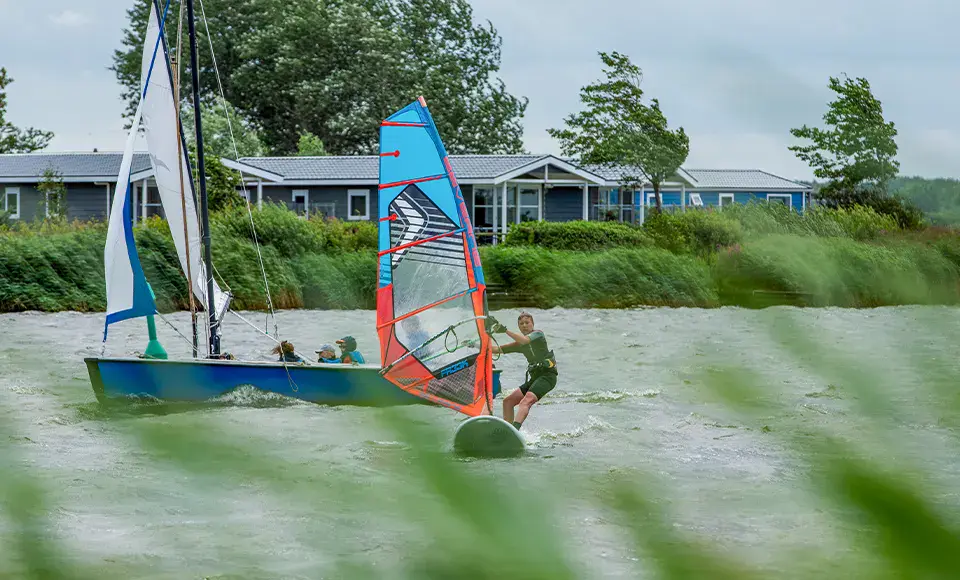 Planche à voile et voilier sur le Lauwersmeer