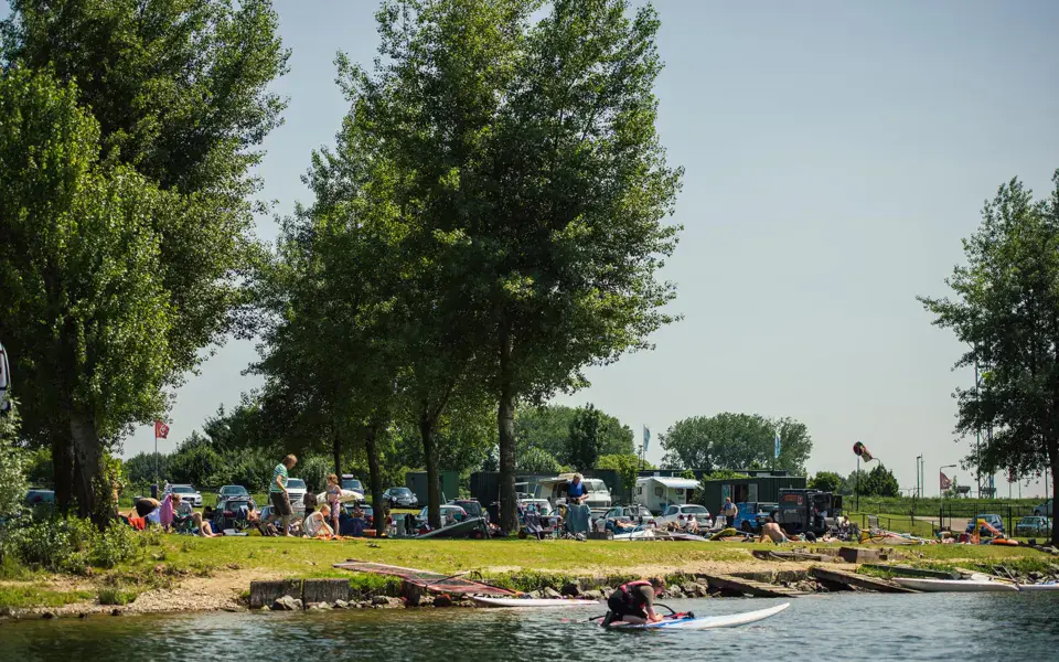 La pelouse du dagstrand au bord de l'Oolderplas