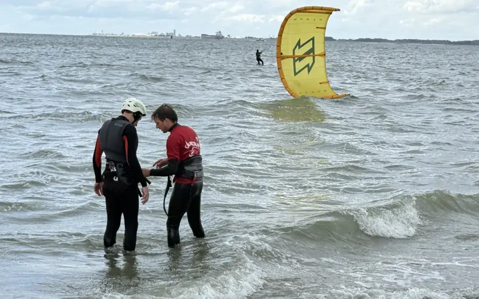 Cours privé de kitesurf dans l'eau