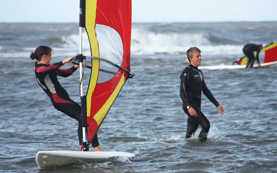 Cours de windsurf dans l'eau peu profonde