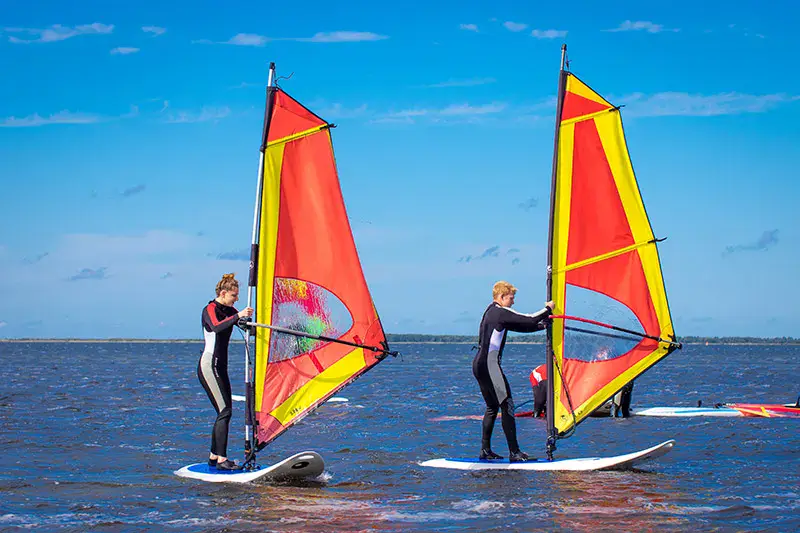 Cours de windsurf en eau peu profonde