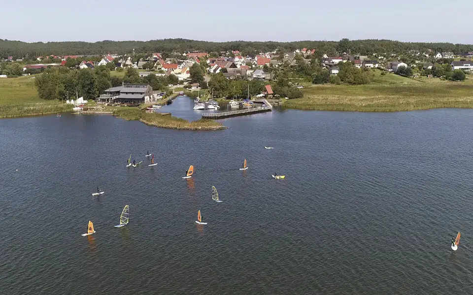 Vue aérienne de l'Achterwasser avec des windsurfeurs