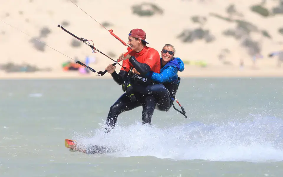 Kitesurf en tandem avec un moniteur