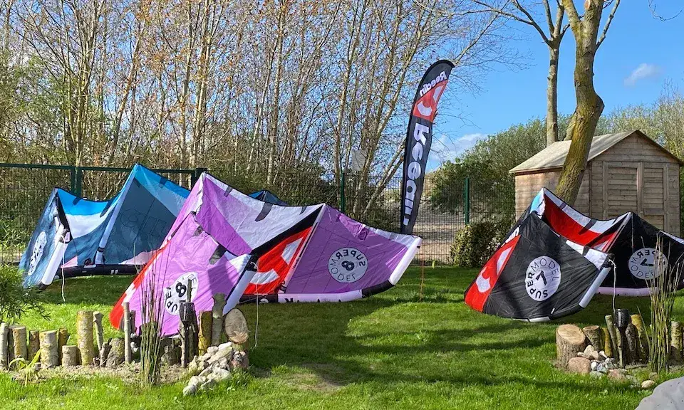 Kites déployés sur la pelouse de la station