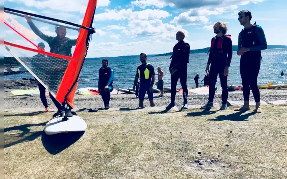 Groupe de débutants avec leur moniteur sur la rive