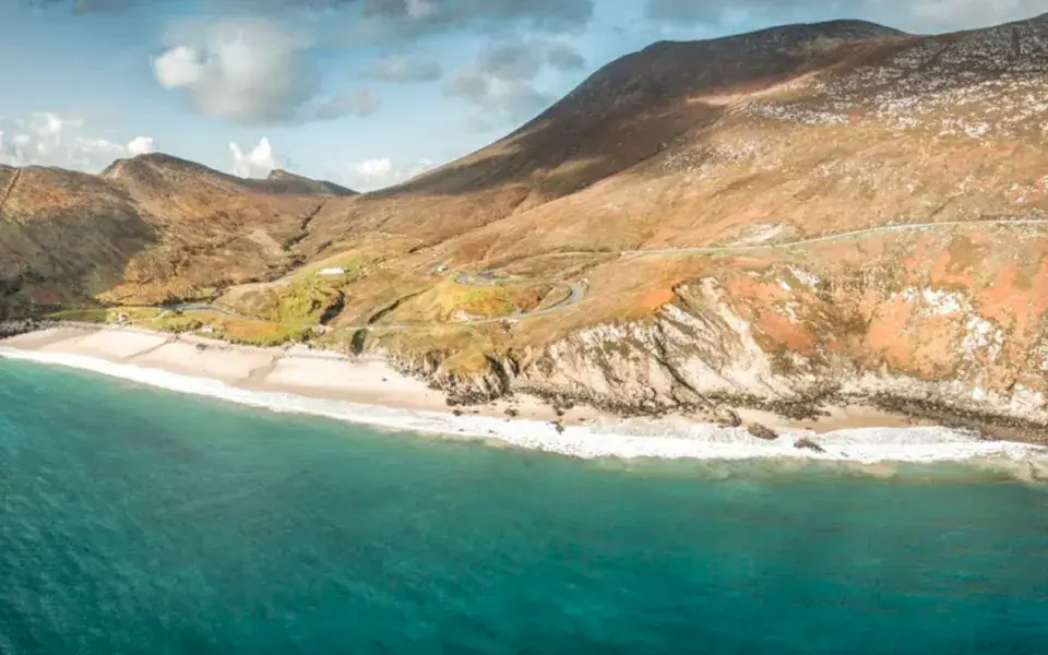 Vue aérienne d'une baie et de ses falaises