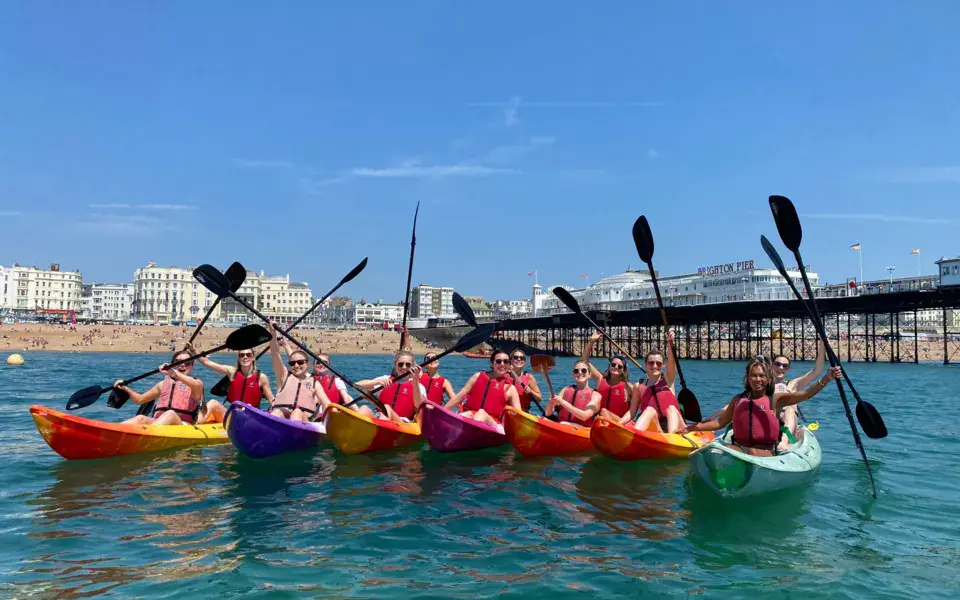 Groupe en kayaks devant la jetée de Brighton