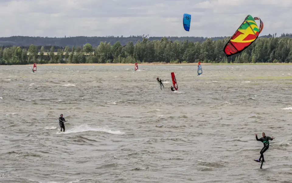 Kitesurfeurs et planchistes sur l'eau par temps venté