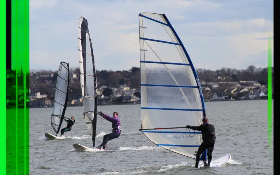 Séance de perfectionnement en windsurf sur l'estuaire