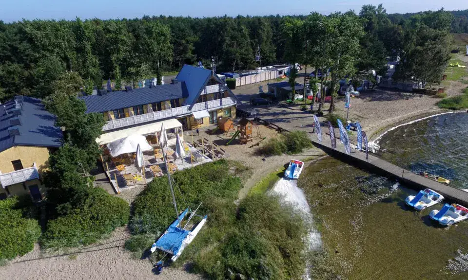 La base de l'école au bord du plan d'eau, vue du ciel