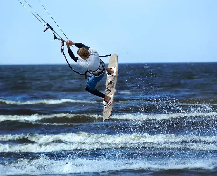 Kitesurfeur en saut au-dessus des vagues
