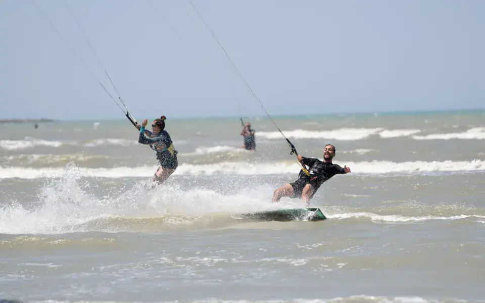 Deux kitesurfeurs dans les vagues de la baie