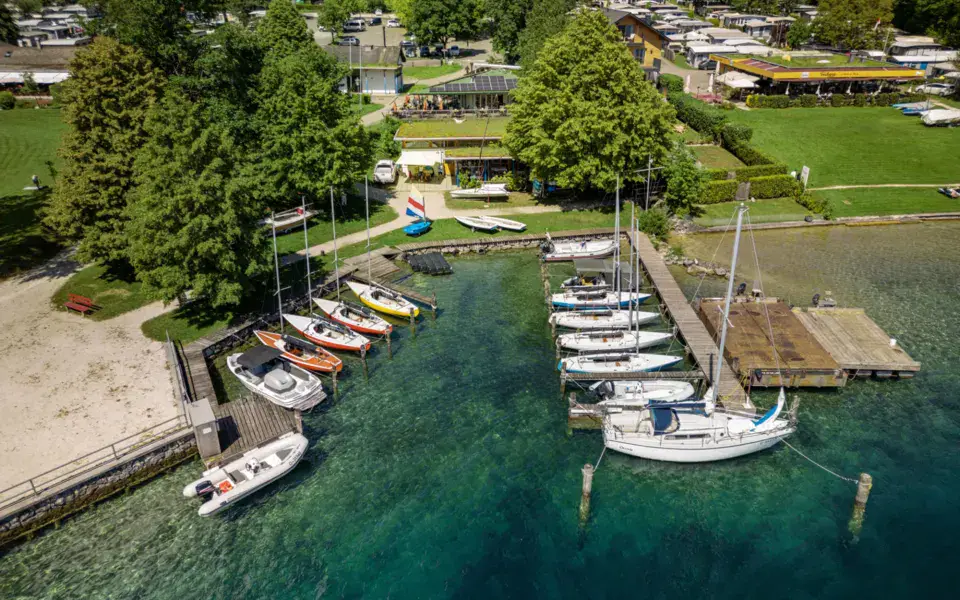 Vue aérienne du port et des pontons du centre