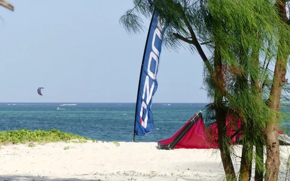 Le spot de Kite254 avec les tentes et les kites sur la plage