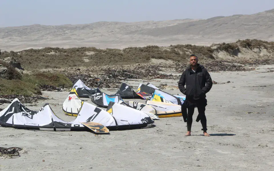 Kites préparés sur la plage