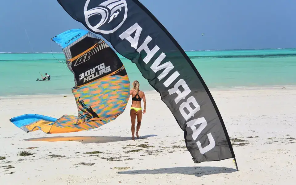 Kite Cabrinha et drapeau sur la plage