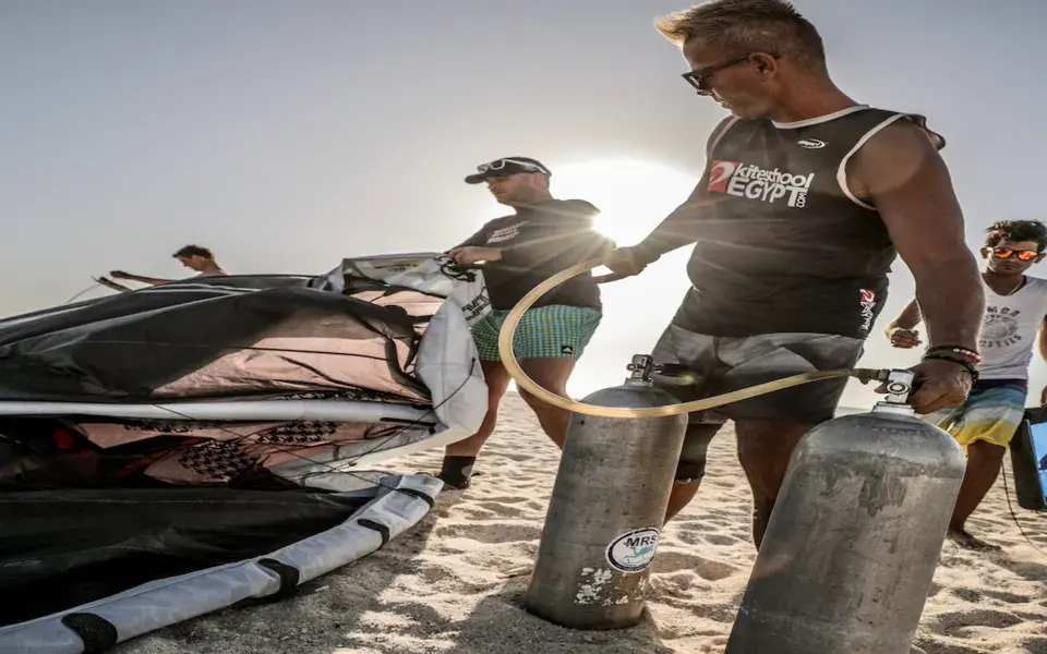 Gonflage d'une aile sur la plage
