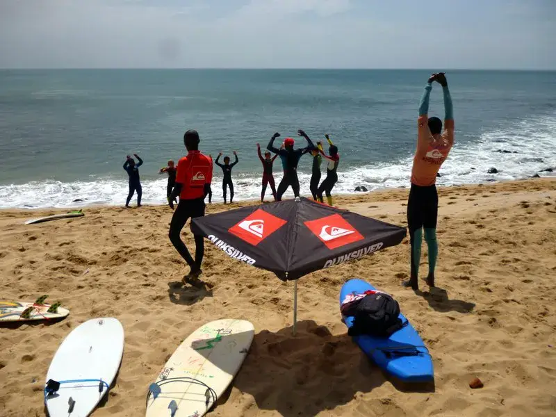 Échauffement du groupe sur la plage avant la séance