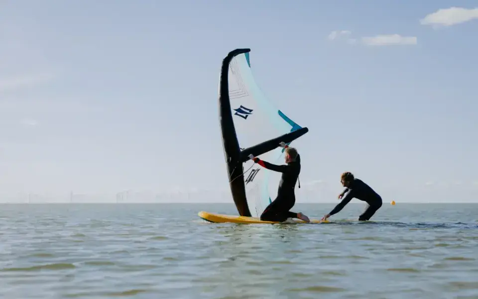 Cours de wing sur une eau plate
