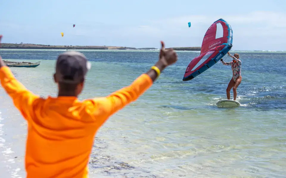 Cours de wing foil dans le lagon, avec le moniteur sur l'eau