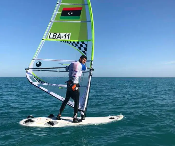 Planchiste sur une planche à voile