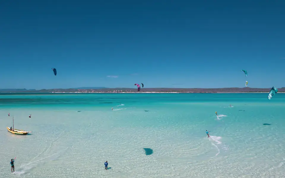 Kitesurfeurs sur le lagon turquoise de la baie de Sakalava