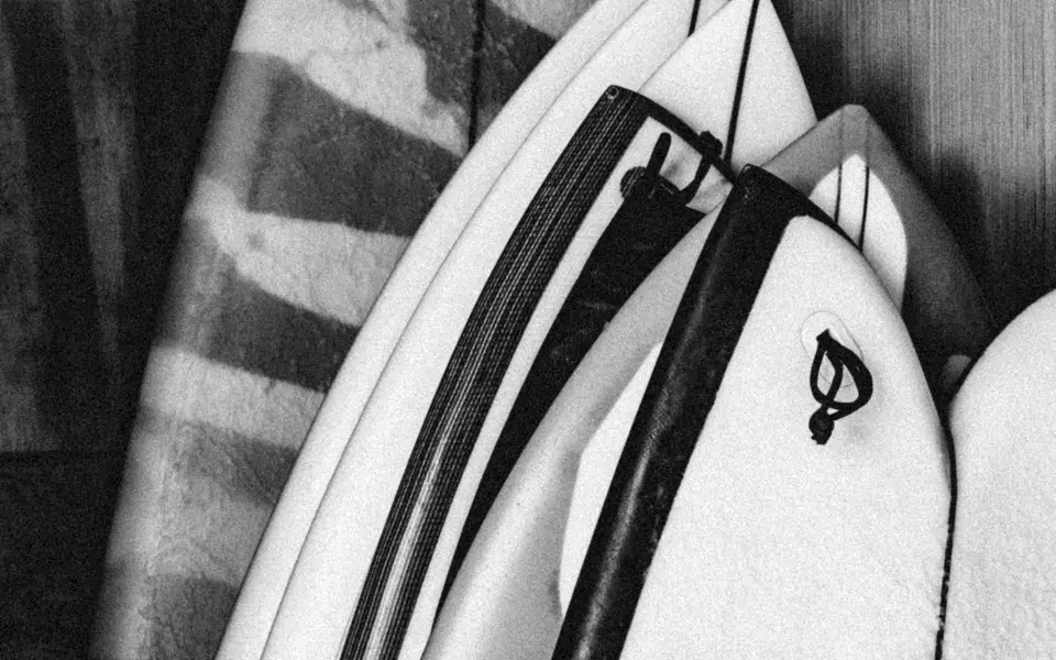 Planches de surf alignées, en noir et blanc