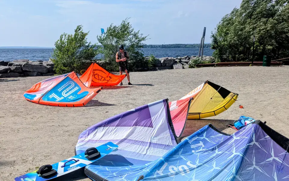 Kites et planches posés sur la plage avant une session