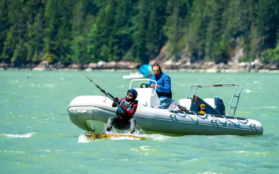 Cours de kitesurf suivi depuis un bateau semi-rigide
