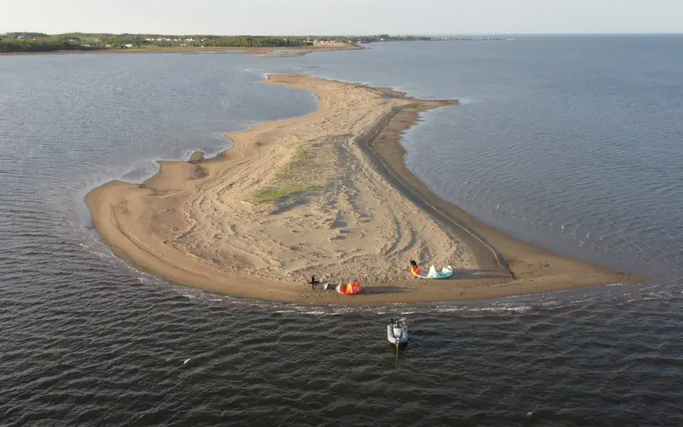 Vue aérienne d'un banc de sable avec des tentes et un bateau