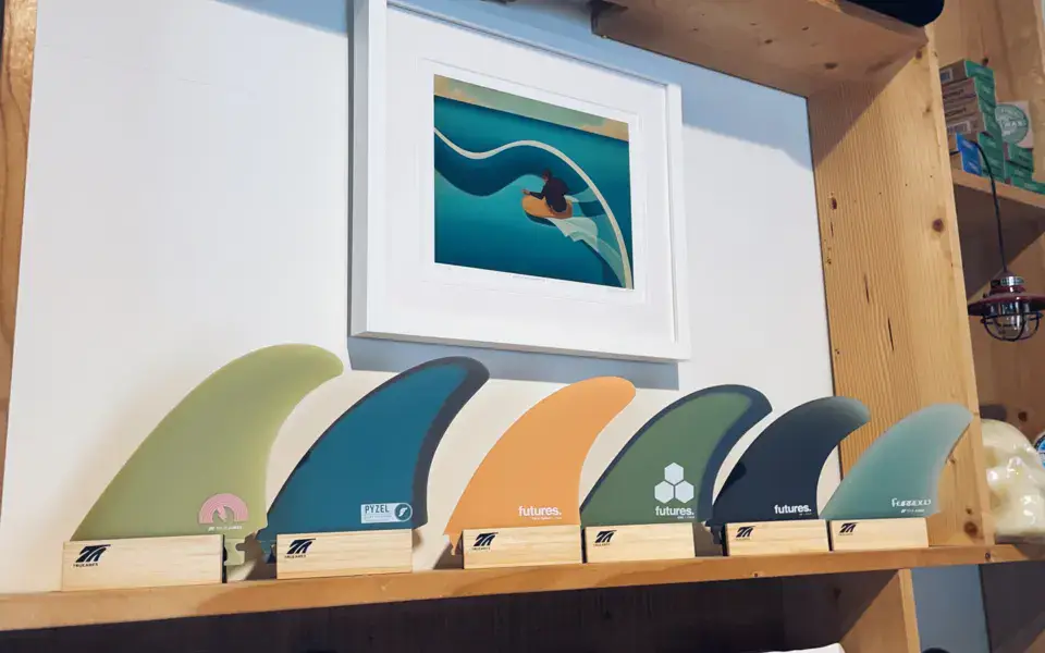 Ailerons de surf exposés en magasin