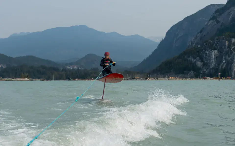 Séance de foil tracté dans la baie de Howe Sound