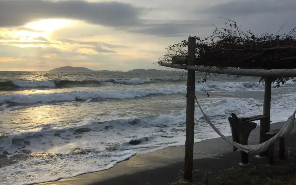 Vagues sur la plage du spot de Surfshack, à Moisie