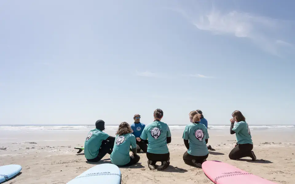 Briefing sur la plage avant un cours de surf