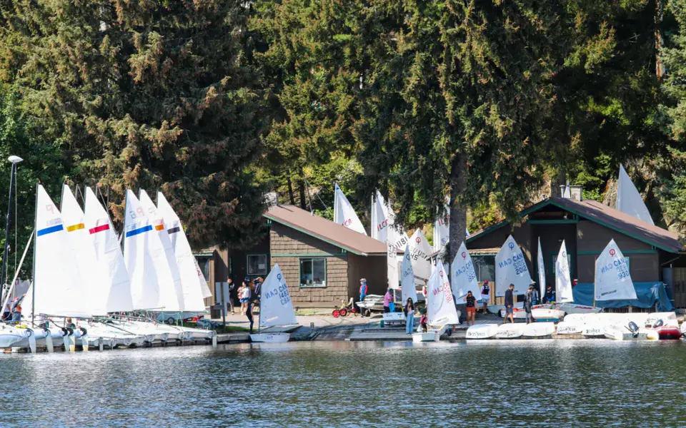 Pratiquant de wing foil sur le lac Alta