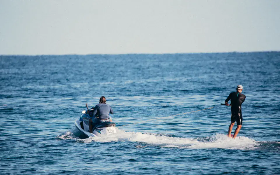 Leçon de foil avec un moniteur en scooter des mers