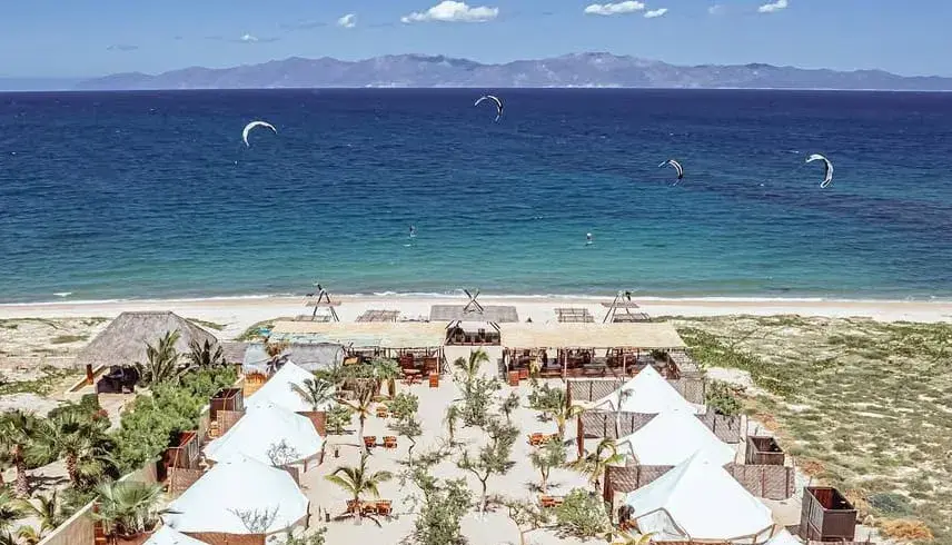Vue aérienne de la plage et de la base de Playa Sur
