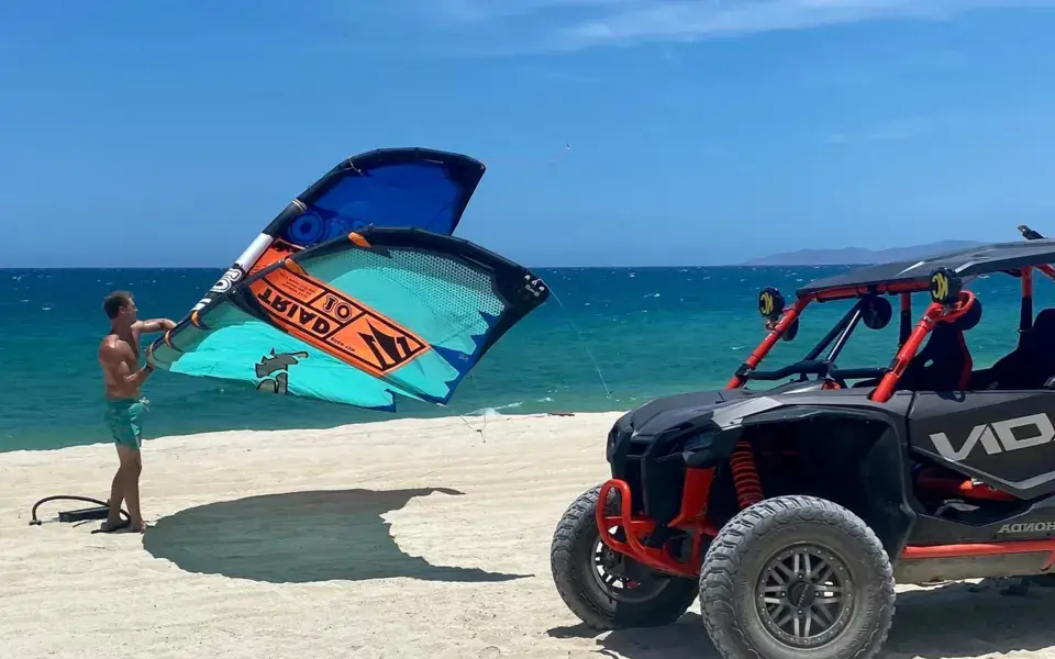Aile de wing et buggy de l'école sur la plage