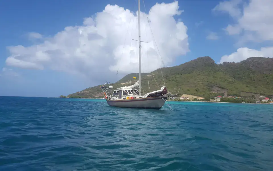 Matériel de kite préparé sur la plage