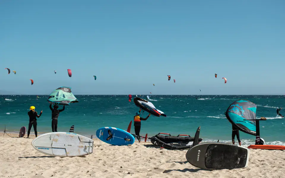 Ailes de wing et riders sur la plage de La Ventana